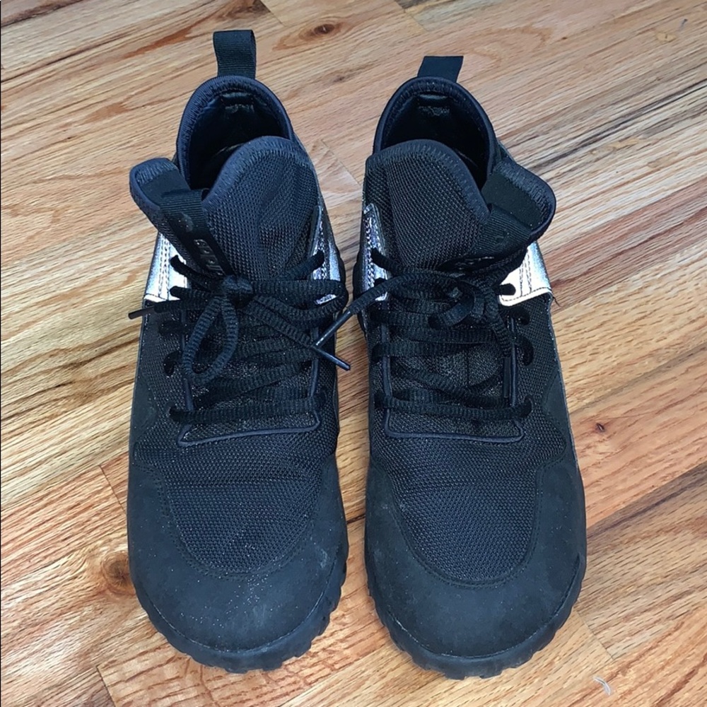 Black Adidas 5.5 men’s